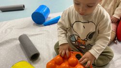 Protegido: Aula de bebés: instalación de juego con material reciclado con la finalidad de controlar su mano y crear nuevos movimientos